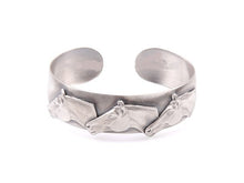 Load image into Gallery viewer, Silver Steed Three horses heads bangle
