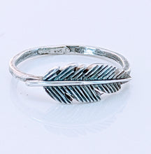 Load image into Gallery viewer, Silver Steed Feather Ring