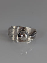 Load image into Gallery viewer, Silver Steed One Round Bud Ring