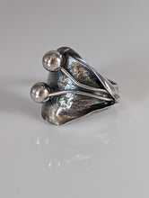 Load image into Gallery viewer, Silver Steed Big Leaf with Ornament Silver Ring