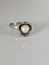 Load image into Gallery viewer, Silver Steed Pearl in a Flower Silver Ring