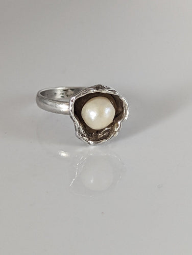 Silver Steed Pearl in a Flower Silver Ring