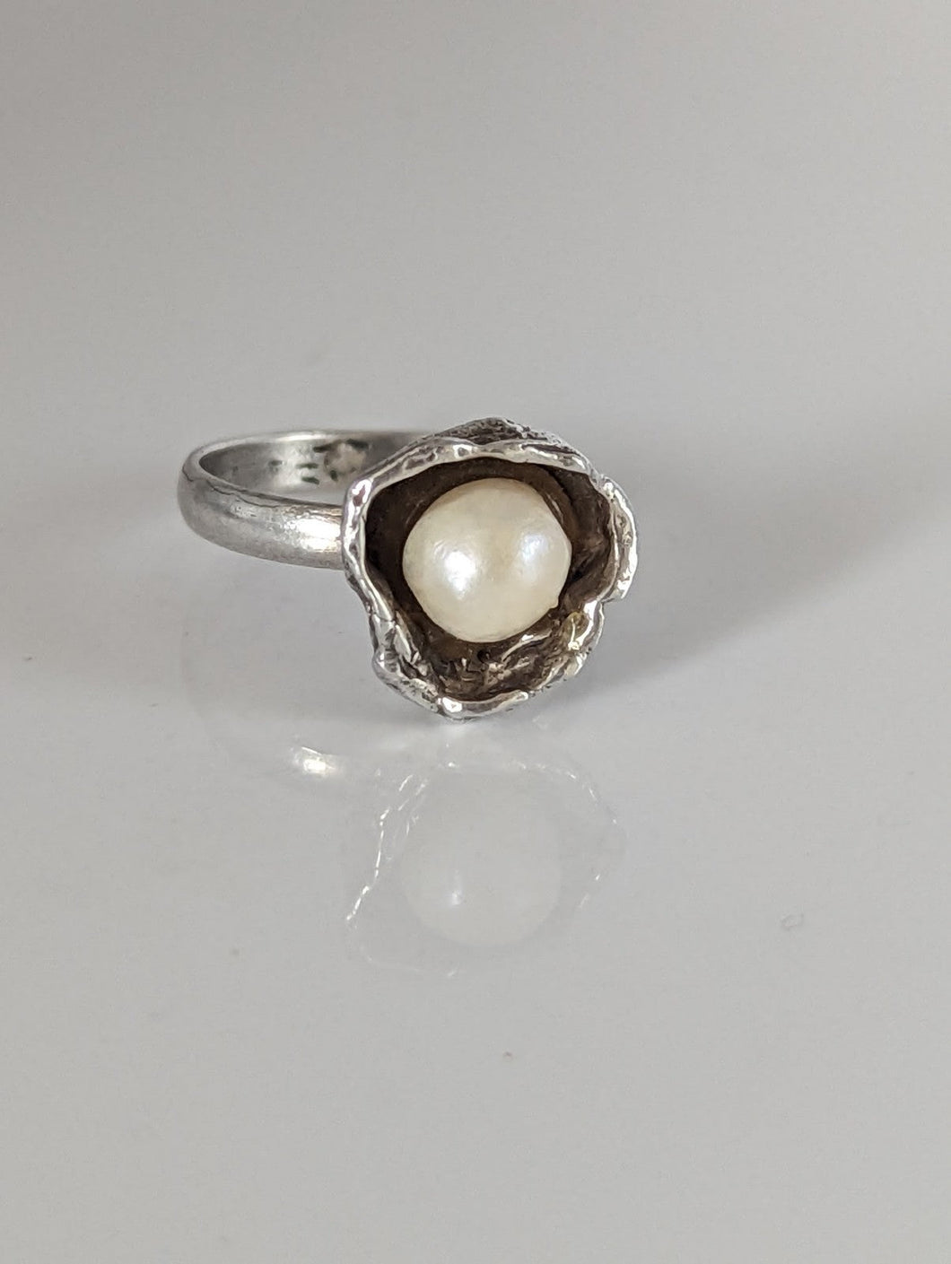 Silver Steed Pearl in a Flower Silver Ring