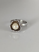Load image into Gallery viewer, Silver Steed Pearl in a Flower Silver Ring
