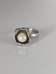 Silver Steed Pearl in a Flower Silver Ring