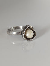 Load image into Gallery viewer, Silver Steed Pearl in a Flower Silver Ring