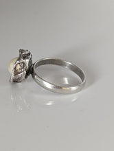 Load image into Gallery viewer, Silver Steed Pearl in a Flower Silver Ring