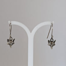 Load image into Gallery viewer, Silver Steed Fox Long Dropped Earrings
