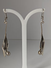 Load image into Gallery viewer, Silver Steed Tulip Dangling Earrings