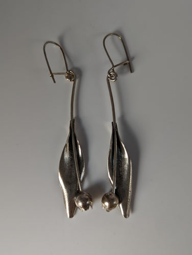 Silver Steed Tulip Dangling Earrings