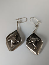 Load image into Gallery viewer, Silver Steed Frog on a Leaf Dangling Earrings