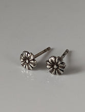 Load image into Gallery viewer, Silver Steed Flower Stud Earrings