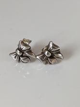 Load image into Gallery viewer, Silver Steed Detailed Bow Stud Earrings