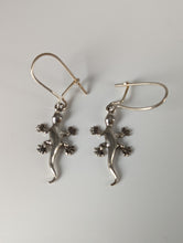 Load image into Gallery viewer, Silver Steed Gecko Silver Dropped Earrings