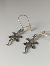 Load image into Gallery viewer, Silver Steed Gecko Silver Dropped Earrings