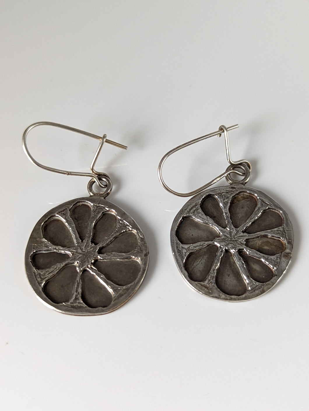 Silver Steed Flower in a Circle Dropped Earrings