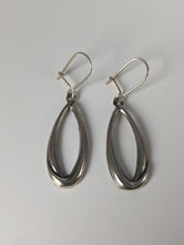 Load image into Gallery viewer, Silver Steed Oval Rope Dropped Earrings