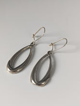 Load image into Gallery viewer, Silver Steed Oval Rope Dropped Earrings