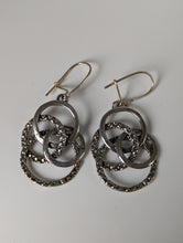 Load image into Gallery viewer, Silver Steed Linked Rings Dropped Earrings