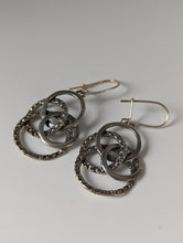 Load image into Gallery viewer, Silver Steed Linked Rings Dropped Earrings