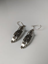 Load image into Gallery viewer, Silver Steed Kelp Dropped Earrings