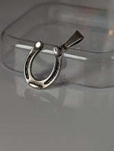 Load image into Gallery viewer, Silver Steed Detailed Horseshoe Pendant